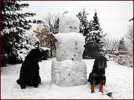 Bery a Brenda pózují se sněhulákem